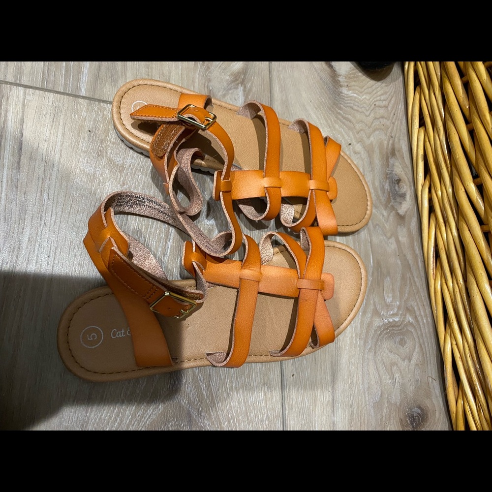 Youth size 5 or womens size 6 sandals. Only worn a few times. Like new.